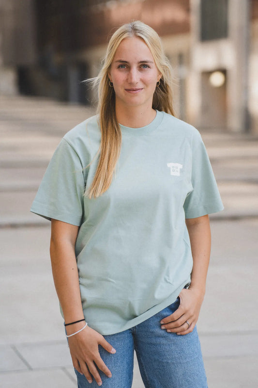 Weibliche Person im Heavy Cotton Aloe QR-Shirt mit dem Gesicht zur Kamera