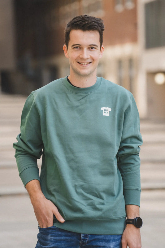 Männliche Person im QR-Shirt Crewneck Hoodie mit dem Gesicht zur Kamera