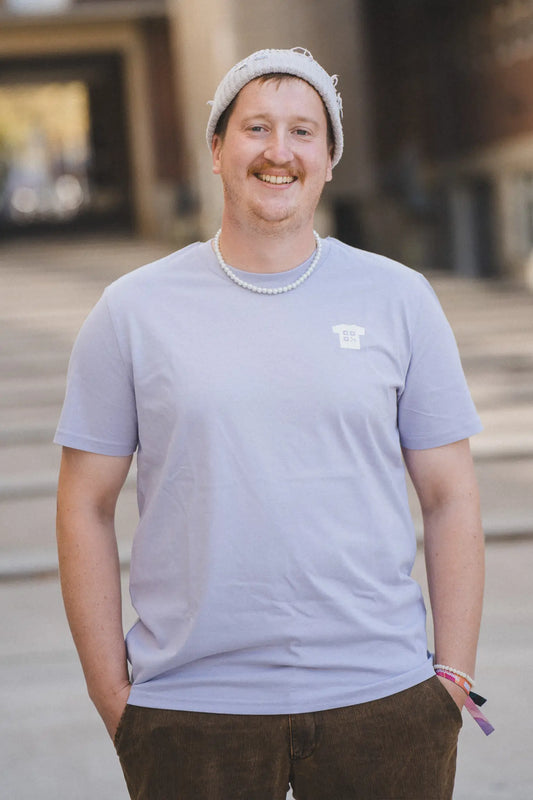 Männliche Person im classic lavender QR-Shirt mit dem Gesicht zur Kamera